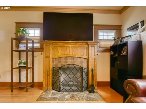Living - 1003 NW Carden Ave, Pendleton, OR 97801 photo 4 of 5