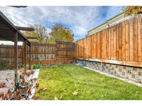 Exterior - 1003 NW Carden Ave, Pendleton, OR 97801 photo 5 of 7