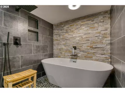 Bath - 1003 NW Carden Ave, Pendleton, OR 97801 photo 6 of 7