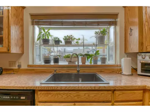 Kitchen - 1003 NW Carden Ave, Pendleton, OR 97801 photo 5 of 5