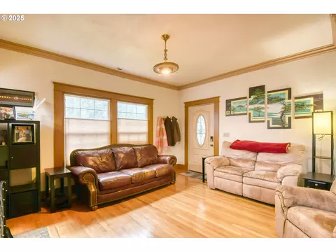 Living - 1003 NW Carden Ave, Pendleton, OR 97801 photo 2 of 5