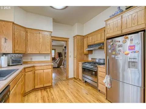 Kitchen - 1003 NW Carden Ave, Pendleton, OR 97801 photo 3 of 5