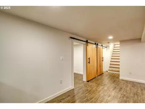Entry Way - 1003 NW Carden Ave, Pendleton, OR 97801 photo 1 of 1