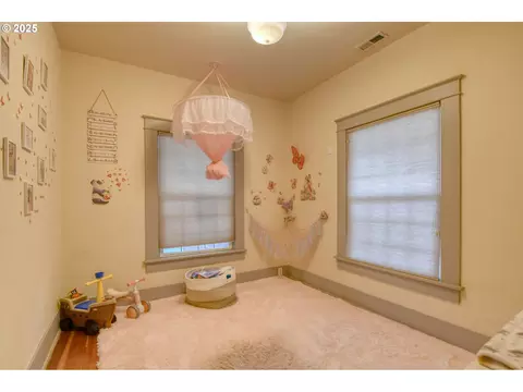Bedroom - 1003 NW Carden Ave, Pendleton, OR 97801 photo 3 of 4