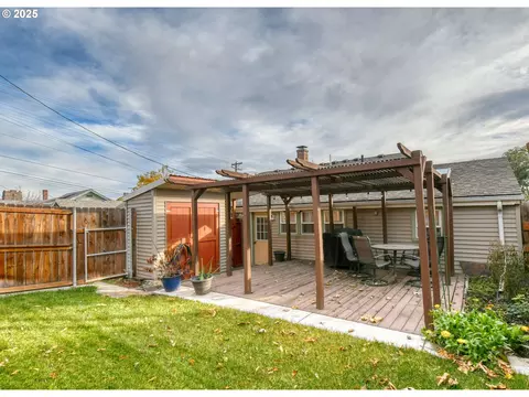 Exterior - 1003 NW Carden Ave, Pendleton, OR 97801 photo 4 of 7