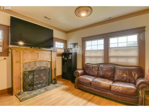 Living - 1003 NW Carden Ave, Pendleton, OR 97801 photo 3 of 5