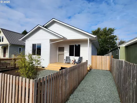 891 NE Division Ave, Bandon, OR 97411