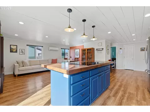 Kitchen - 704 E Pinehurst Dr, Newberg, OR 97132 photo 4 of 4
