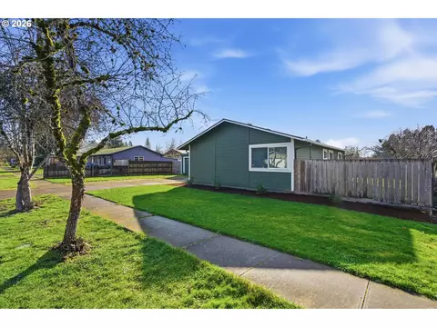 Exterior - 704 E Pinehurst Dr, Newberg, OR 97132 photo 2 of 6