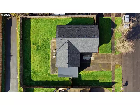 View/Area - 704 E Pinehurst Dr, Newberg, OR 97132 photo 1 of 5