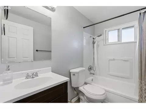 Bath - 704 E Pinehurst Dr, Newberg, OR 97132 photo 2 of 2