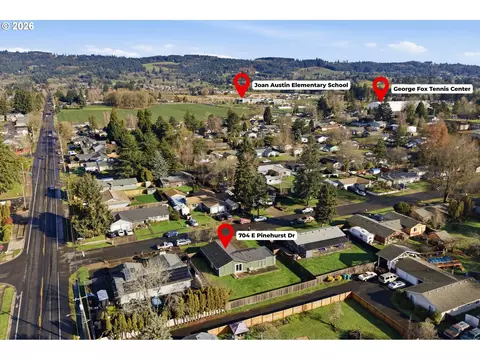 View/Area - 704 E Pinehurst Dr, Newberg, OR 97132 photo 2 of 5