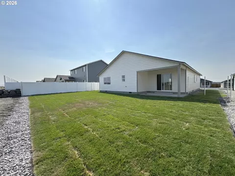 Exterior - 867 E Kinsley Ave, Hermiston, OR 97838 photo 4 of 4