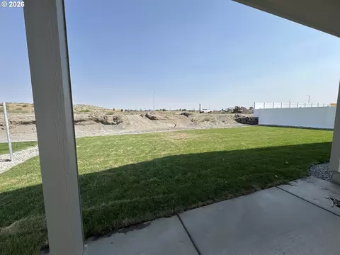 Exterior - 867 E Kinsley Ave, Hermiston, OR 97838 photo 3 of 4