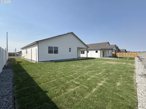Exterior - 867 E Kinsley Ave, Hermiston, OR 97838 photo 2 of 4