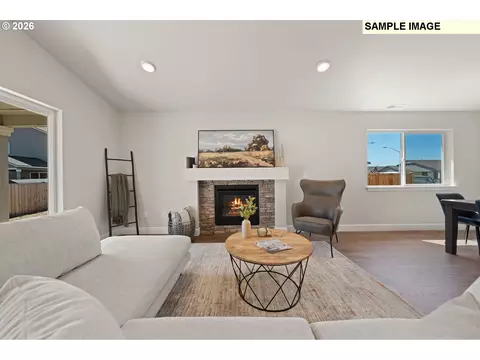 Living - 867 E Kinsley Ave, Hermiston, OR 97838 photo 2 of 4