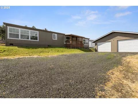 121 Andorra Dr, Roseburg, OR 97471