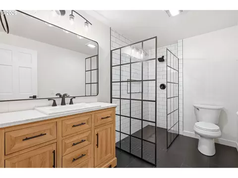 Bath - 2439 Quince St, Eugene, OR 97404 photo 3 of 4