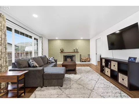 Living - 2439 Quince St, Eugene, OR 97404 photo 1 of 5