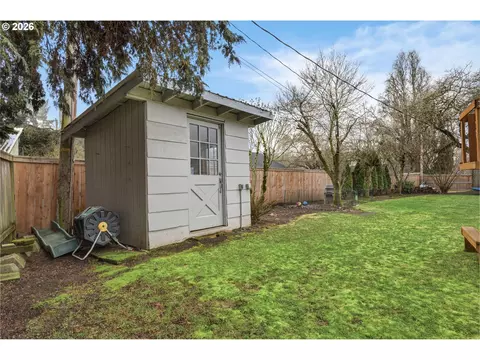 Exterior - 2439 Quince St, Eugene, OR 97404 photo 7 of 9