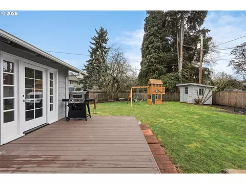 Exterior - 2439 Quince St, Eugene, OR 97404 photo 5 of 9