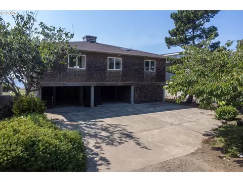 925 Happy Camp Rd, Tillamook, OR 97141
