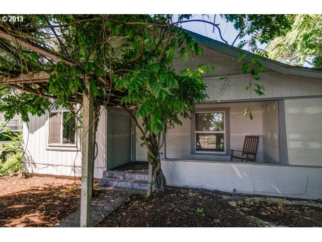 146 E St, Springfield, OR 97477 photo 1