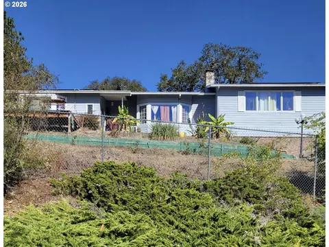 1751 NE Beulah Dr, Roseburg, OR 97470