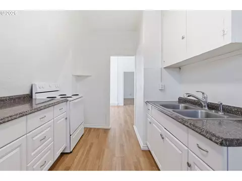 Kitchen - 302 17th Ave, Longview, WA 98632 photo 1 of 5