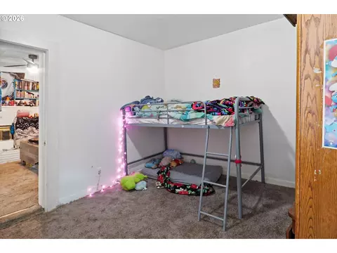 Bedroom - 302 17th Ave, Longview, WA 98632 photo 4 of 4