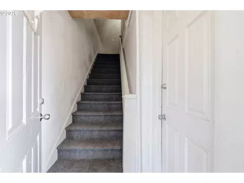 Entry Way - 302 17th Ave, Longview, WA 98632 photo 4 of 4