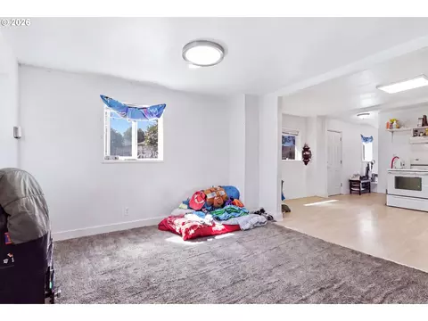 Living - 302 17th Ave, Longview, WA 98632 photo 3 of 3