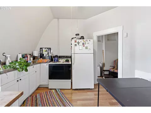 Kitchen - 302 17th Ave, Longview, WA 98632 photo 5 of 5