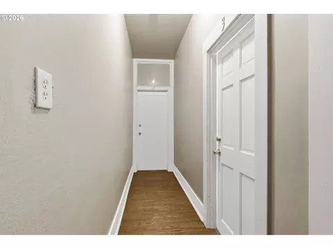 Entry Way - 302 17th Ave, Longview, WA 98632 photo 2 of 4