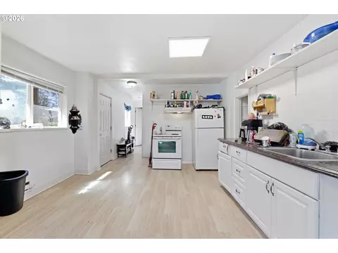 Kitchen - 302 17th Ave, Longview, WA 98632 photo 4 of 5