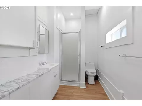 Bath - 302 17th Ave, Longview, WA 98632 photo 1 of 2