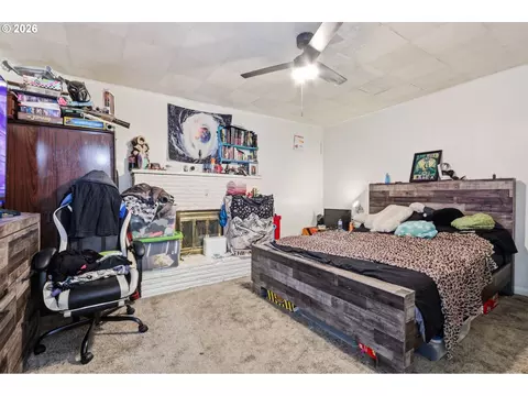 Bedroom - 302 17th Ave, Longview, WA 98632 photo 3 of 4
