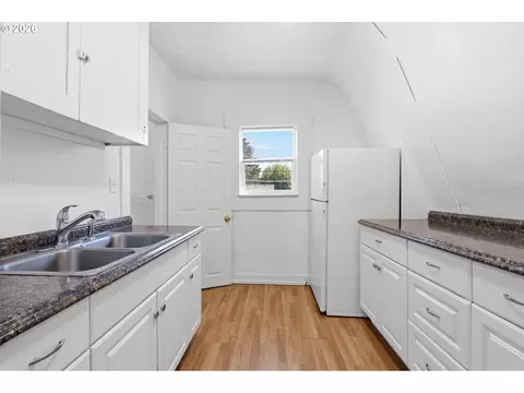 Kitchen - 302 17th Ave, Longview, WA 98632 photo 2 of 5