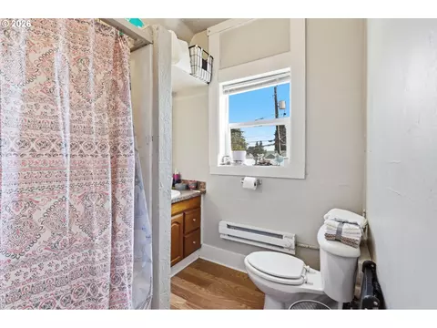 Bath - 302 17th Ave, Longview, WA 98632 photo 2 of 2