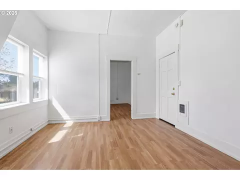 Living - 302 17th Ave, Longview, WA 98632 photo 2 of 3