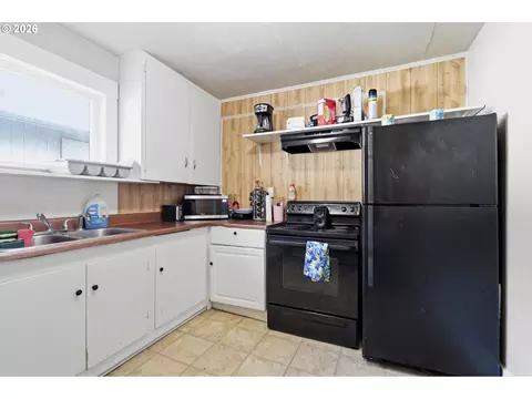 Kitchen - 302 17th Ave, Longview, WA 98632 photo 3 of 5