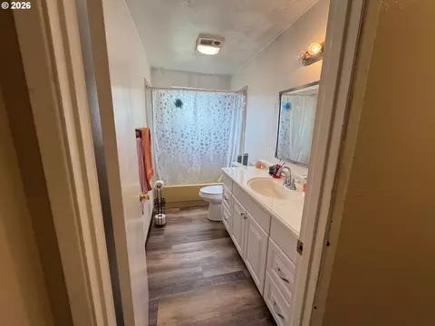 Bath - 21123 SE Morrison St, Gresham, OR 97030 photo 1 of 5