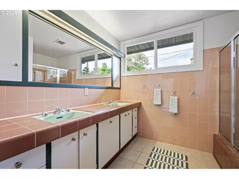 2255 Alder St, Eugene, OR 97405 photo 24