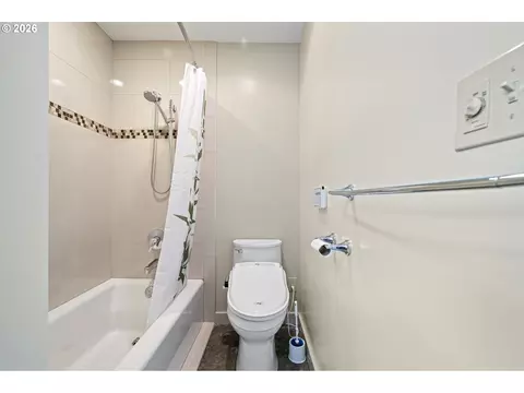2255 Alder St, Eugene, OR 97405 photo 40