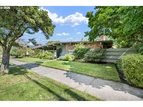 2255 Alder St, Eugene, OR 97405 photo 2