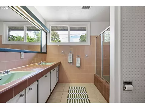 2255 Alder St, Eugene, OR 97405 photo 23