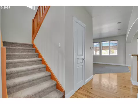 Entry Way - 812 N 27th Ave, Cornelius, OR 97113 photo 1 of 4