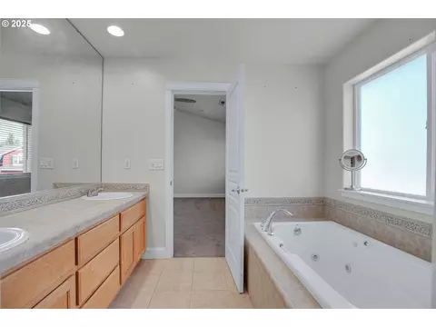 Bath - 812 N 27th Ave, Cornelius, OR 97113 photo 3 of 4