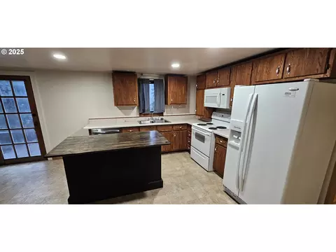 Kitchen - 420 W D Ave, Drain, OR 97435 photo 1 of 1