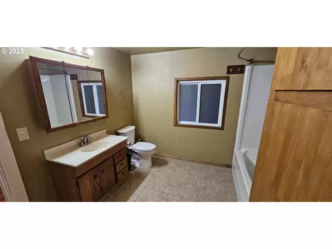 Bath - 420 W D Ave, Drain, OR 97435 photo 1 of 2